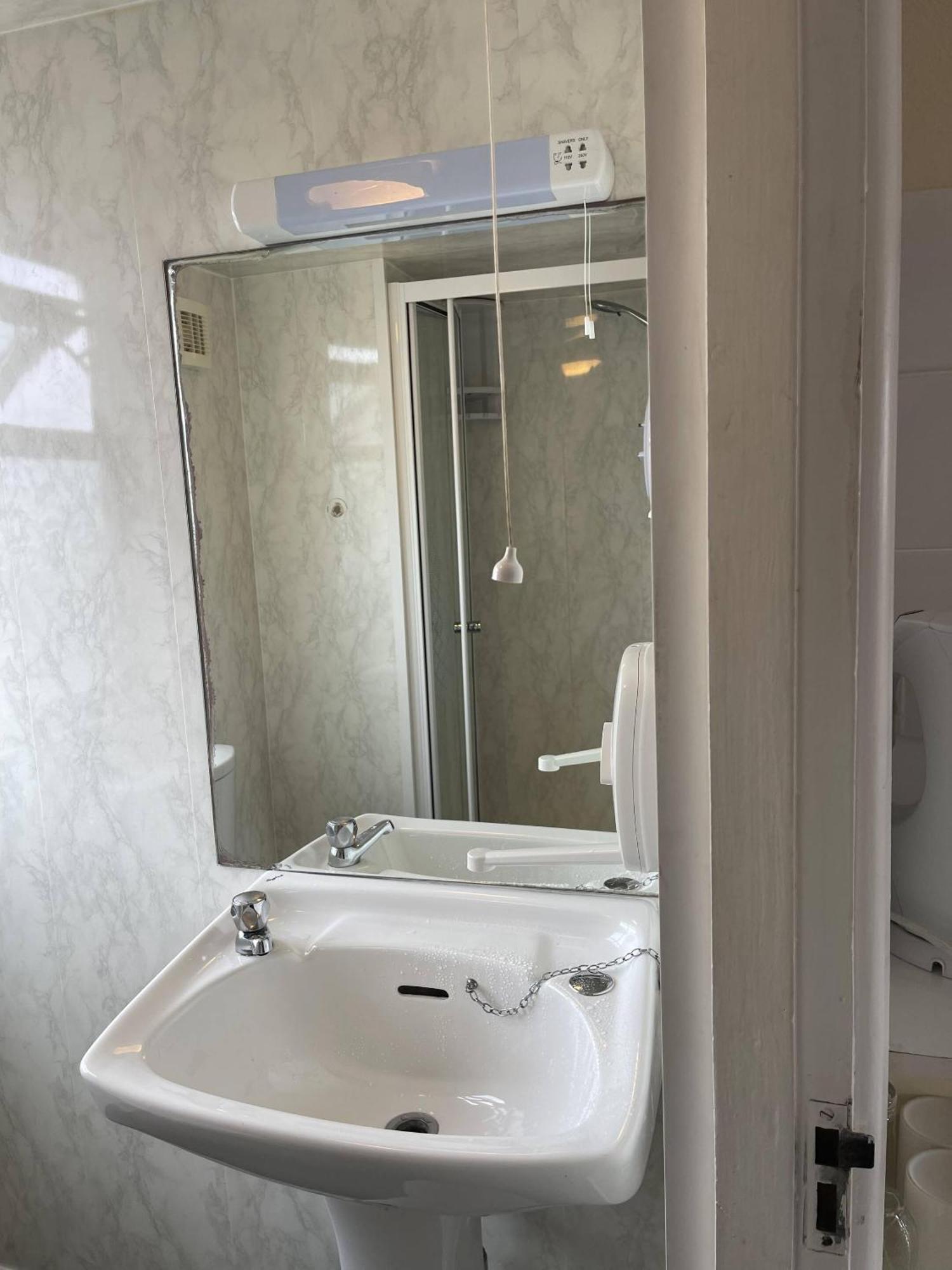 Lamplighter Guesthouse Plymouth Room photo